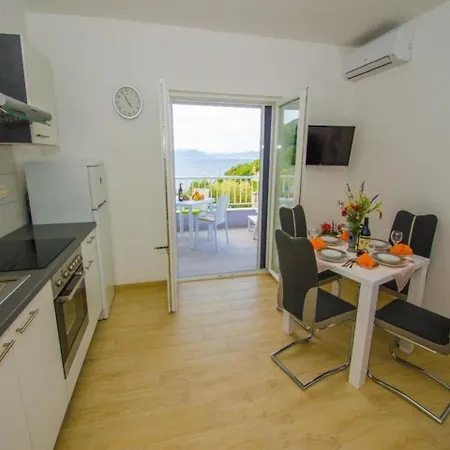Vesela - Comfort One Bedroom With Balcony And Sea View *