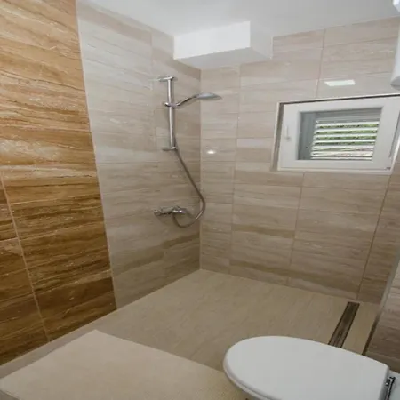 Vesela - Comfort One Bedroom With Balcony And Sea View *