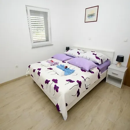 Vesela - Comfort One Bedroom With Balcony And Sea View *